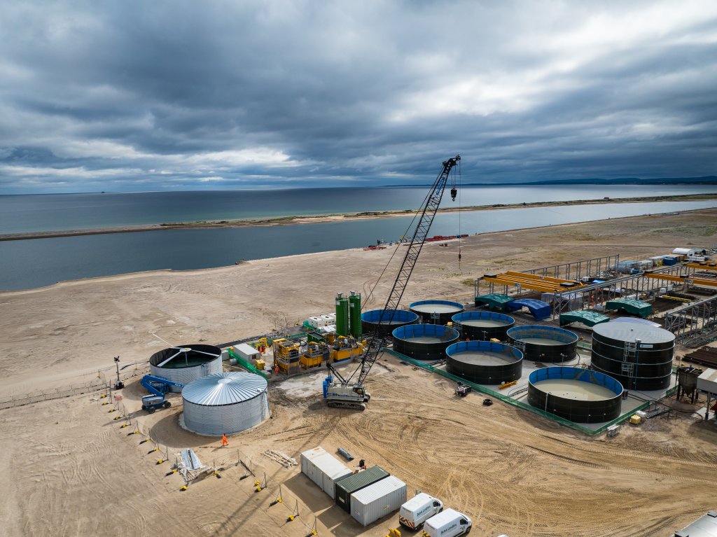 Crane over a steel tank installation